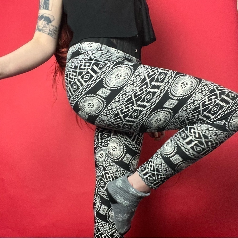 Geometric patterned black and white leggings🖤🖤​​​​​​​​​​​​​​​​​​​​
